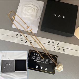 Luxe 18K vergulde vergulde kettingontwerper Nieuwe modieuze hartvormige hangende ketting met hoogwaardige diamant inleg en hoogwaardige kettingbox