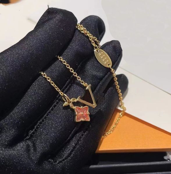 Luxury 18K Collar collar de oro Diseñador de moda Collar encantador para mujer Carta de diamante de alta calidad Collar colgante pequeño con caja