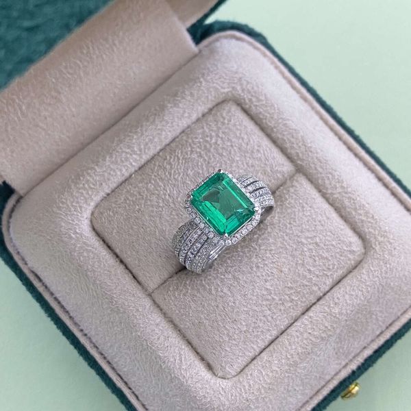 Anillo de compromiso de esmeralda cultivada en laboratorio con talla esmeralda de oro de 2,76 quilates y 18 quilates de lujo Anillo de diamante moissanita de 0,85 quilates con piedra lateral