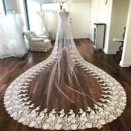Luxe 2021 dentelle voiles de mariée cathédrale longueur longue 3D Floral appliqué ivoire ou blanc voile de mariage avec Comb263a