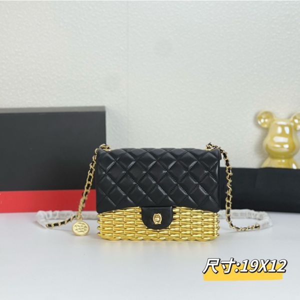 Bolso de hombro de piel de oveja negro y dorado de lujo 23c Bolso con cubierta de metal Bolso con cadena de diamantes de moda Hardware trenzado Moneda de oro Mini bolso de cena Tamaño 19x12 cm