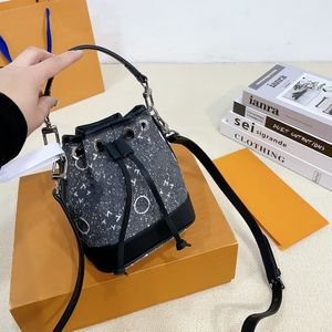 Luxury 24ss Designer femme denim mini mini sac de baquet épaule à bandoulière transporte facilement des effets quotidiens 16 cm