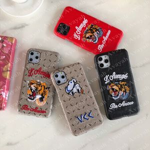 Fundas de teléfono de animales con bordado 3D de lujo para iPhone 15 14 14plus 14pro 13 13mini 13pro 12 12pro 11 Pro Max X Xs Xr 8 7 Plus Funda con letras Pato Tigre Flor Serpiente Abeja Cubierta