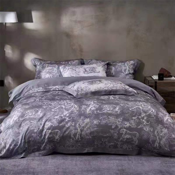 Lujo 5 piezas de seda roja boda Gilrs leopardo gris juego de cama King cojín para regalo diseñador edredón/funda nórdica conjuntos tamaño Queen King tejido estilo europeo