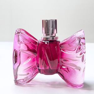 L'emballage exquis de parfum de luxe 90ML pour hommes et femmes est très approprié, avec une variété d'options de style, prenant en charge la personnalisation