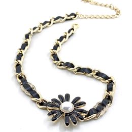 Bijoux de luxe et de charme pour femmes, extension de chaîne en cuir, collier en or, motif de fleurs avec pendentif incrusté de diamants, mode et magnifique collier de styliste pour dames