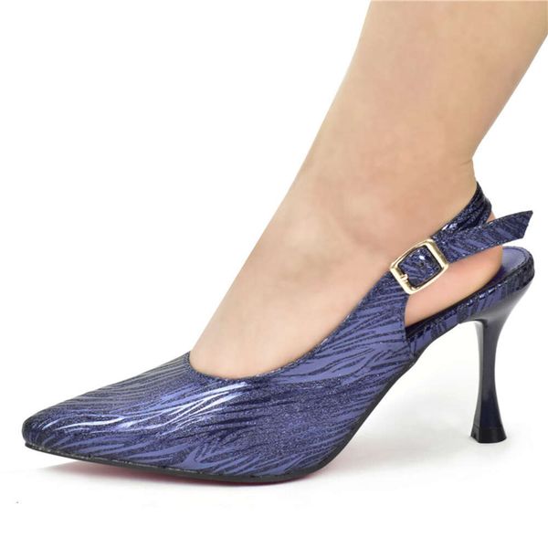 Luxury y versátil Toe Toe Slim Heel alto Sexy Air Hebilla de aire para mujer altura de zapatillas