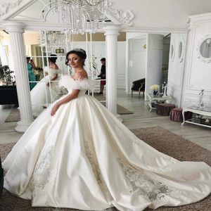 Luxe Arabische veer kanten trouwjurk 2022 Satijn lange trein bruid baljurken Appliques Off Schouder Aangepast ivoor bruid jurken gewaad de mariiee