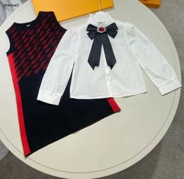 Luxuriöse Babykleider, Schleifendekoration, Partyrock für Mädchen, Größe 110–160, Hemd mit weißem Kragen und ärmelloses Designer-Strickkleid, 10. Dezember