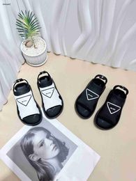 Luxury Baby Sandals Treat Shoe Upper Design Kids Chaussures Coût du prix Taille 26-35, y compris Boîte en carton, pantoufles d'enfants 24Pril