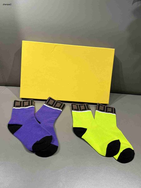 Bas de bébé de luxe Quatre couleurs en option chaussettes pour tout-petits vêtements de marque pour enfants hiver garçon fille tuyau collants pour enfants de haute qualité