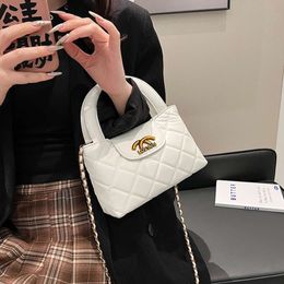 Luxe Tas Detailhandel Groothandel Beibei Shangpin 2024 Nieuwe Niche Koreaanse Borduurketting Handheld Enkele Schouder Diagonaal Cross Tidal Dames