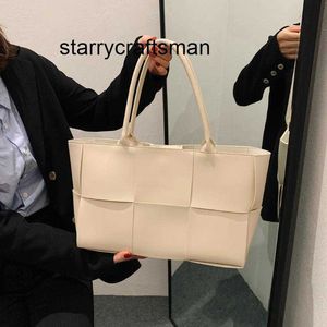 Sacs de luxe Botteg Vene Candy Arco, nouveau sac à main Texture automne/hiver, grand fourre-tout tissé de grande capacité, 2023