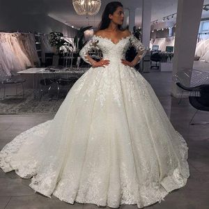 Luxe baljurk kant applique trouwjurken met trein vestido de noiva lange mouwen vloerlengte van de schouder voor bruid