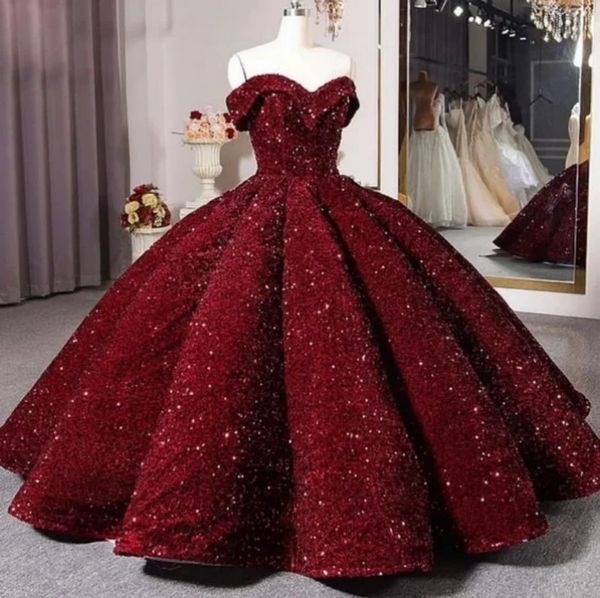 Vestido de fiesta de lujo Vestido de quinceañera 2024 Cuentas con cuello en V Lentejuelas con cordones Longitud del piso Vestidos de cumpleaños formales Vestidos de fiesta de color rojo oscuro por encargo