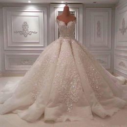 Robe de bal de luxe robes de mariée arabes saoudiennes sur l'épaule dentelle appliquée robes de mariée longue train plus la taille robe de mariée modeste