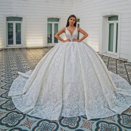 Luxuriöse Ballkleid-Brautkleider mit Applikationen, V-Ausschnitt, Spaghettiträgern, ärmellos, Spitzenapplikationen, Pailletten, Perlen, Spitze, Rüschen, bodenlang, Prinzessin, Übergröße, nach Maß