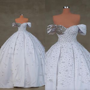 Robes de mariée de robe de bal de luxe sur l'épaule des perles brillantes plumes Perles Perles Court Overskirts Robe Made Made plus