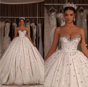 Luxe baljurk trouwjurken lieverd strapless mouwloze bruidsjurken kristal sweep trein jurk voor bruid op maat gemaakte vestidos de novia