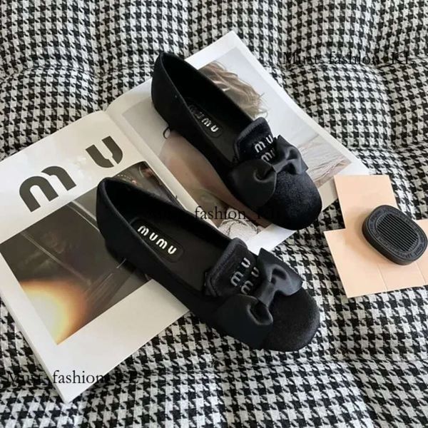 Luxury Ballet Flat Yoga Casual Mui Mui Lunettes de soleil chaussure pour femme Men Loafer Robe Dance Designer Canvas Mui Mui Shoe Black White Walk Sport Shoe 325