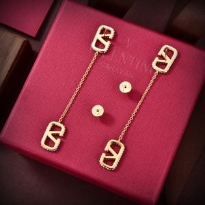 Luxe band bengelen oorbellen koper met 18k goud vergulde volledige kristal v vorm lange gouden ketting charme drop oorbellen voor vrouwen sieraden feestcadeau