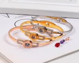 Luxe Bangle Vrouwelijke Ingelegde Gekleurde Diamant Roestvrij Staal Paar Armband Mode 18K Vergulde Romeinse Cijfers Sieraden Gift Men05766124