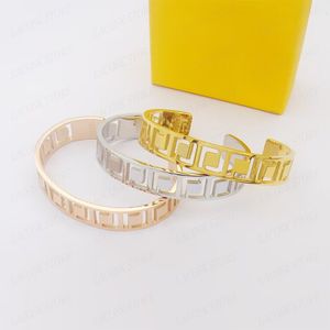 Bracelet de luxe Lettre Creuse Femmes Designer Bracelets 18K Or Marque Bijoux De Mariage Couple Cadeau Amant Bracelets avec Boîte