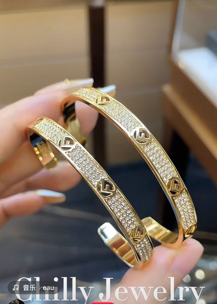 Bangle de luxe en cuivre de qualité supérieure avec une lettre alphabet rond creux à 18 carats en or
