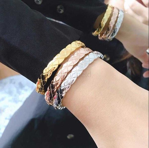 Bracelet de luxe Largeur 8mm marque timbre fille grille bracelets bracelets en acier inoxydable 316L 18K or rose argent original graver Noël Lady Party 240308