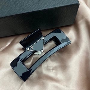 Luxe Haarspeldjes Designer Womens Triangle P Letter Haarspeld Hoge kwaliteit Merk Klassiek Veelzijdig Vrije tijd Haarclips Mode Black Shark Haarspeld Haarclips