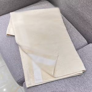 Serviettes de bain de luxe mode motif classique tridimensionnel tissus de coton de qualité supérieure serviette de bain de grande taille 150 * 90 cm pour les vacances à la plage en voiture intérieure et extérieure