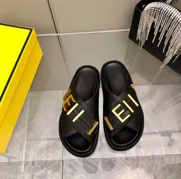 Luxe strand slipper zomer sliders ontwerper heren dames metalen letter merk sandalen pantoffels loafers zwart witte dia's platte schoenen kruis flip-flops