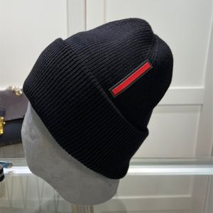 Gorros de lujo Sombrero de diseñador Color sólido Frijol de invierno Hombres y mujeres Diseño de moda Sombreros de punto Caída Gorro de lana Letra Jacquard Sombrero de calavera cálido unisex