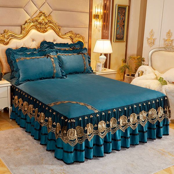 Couvre-lit de luxe sur le lit Drap de lit de mariage de style européen Jupes de lit en dentelle Queen Size Crystal Velvet King Size Home Textiles 220623