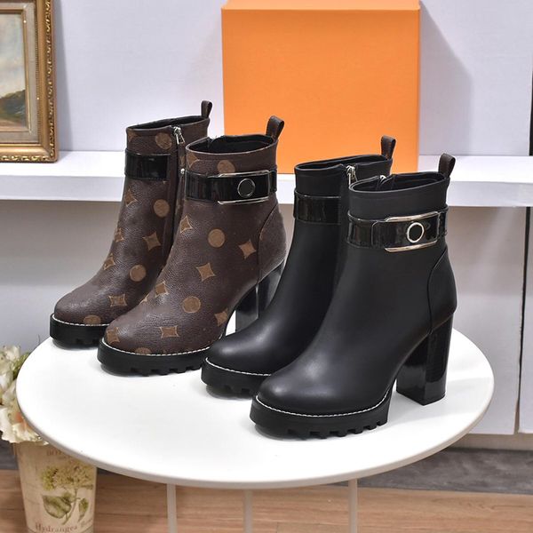 Botas negras de lujo, botines, zapatos clásicos de diseñador para mujer, botas de cuero de invierno a la moda, tacón grueso, caja de encaje para mujer 35-40