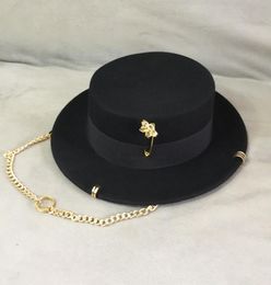 Luxe zwarte pet vrouwelijke Britse wollen hoed Fashion Party Flat Top Hat Chain Riem en Pin Fedoras voor vrouw voor een streetstyle shoo5515130