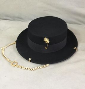 Black Cap Black Femme British Wool Hat Party Flat Top Hat Chain Chain Strap and Pin Fedoras for Woman for a Streetstyle Shoo5515130