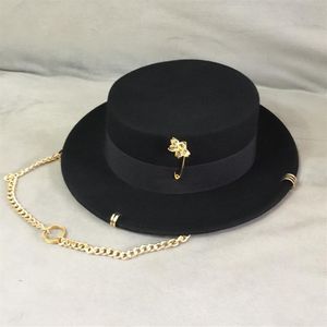 Gorra negra de lujo para mujer, sombrero de lana británico, fiesta de moda, sombrero de copa plana, correa de cadena y pin fedoras para mujer para un estilo callejero shoo2465