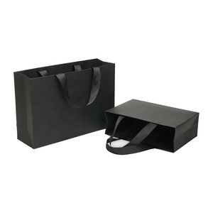 Bolsa de papel de regalo negra de lujo, logotipo impreso personalizado, embalaje de joyería, bolsa de papel Kraft para compras con asas de cinta