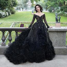 Luxe zwarte kant kralen trouwjurken pure off-the-shoulder overrok veren bruidsjurken lange mouwen a-lijn gothic robe de 188J