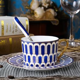 Petits ensembles de café en céramique bleue tasses à café et soucoupes de luxe en porcelaine d'os porcelaine européenne tasse à thé de bureau britannique cadeau de boisson