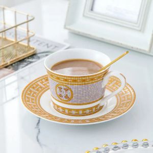 Luxury Bone China Taza europea Europea Creative Coffee Coffee Coffee Edging Gilt Regalo de porcelana Gran marca Copa de té Play Juego de casa en casa