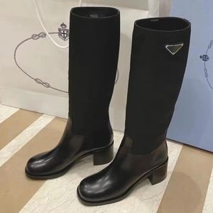 Bottes de luxe avec logo à panneaux triangulaires, cuissardes hautes, talon bloc épais, semelle en cuir et nylon pour femmes, bottes de chevalier de styliste, chaussures de soirée, bottes au genou à la mode