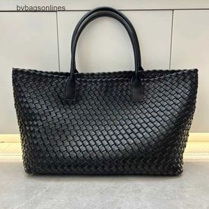 Luxury Bottegs Venets Tote Bag 2024 Spring New Cowhide tissé à la main grande capacité avec un ordinateur portable de haute qualité pour les femmes avec un logo d'origine 1: 1