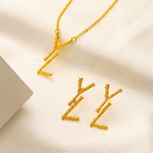 Luxe boetiekcadeaus Sieradenset Ministijl Nieuwe letters Oorbellen Modeboetieksieradenset Hoge kwaliteit 18K vergulde liefdescadeau Hangerketting