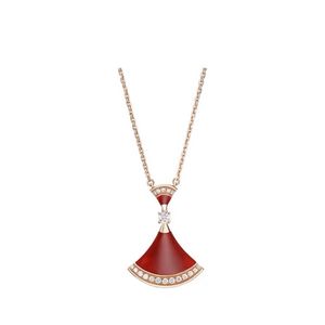 Boutique de luxe Nouveau petit collier de jupe en forme de ventilateur en forme de ventilateur en forme de fritillaria rouge moelle de jade rouge complet en diamant double couche