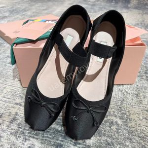 Luxury Bow Silk Round Toe Ballet Flats Chaussures à lacers de danse de bateau de la créateurs de bateaux Mary Jane confortable Band élastique rétro Bouche peu profonde chaussures simples chaussures