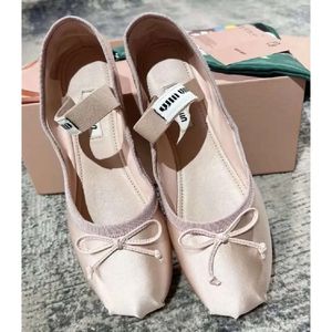 Luxury Bow Silk Round Toe Womens Ballet Flat Chaussures Strap Board Chaussures Designer Bott