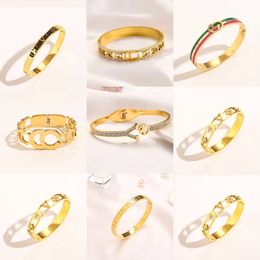 Bracelet de luxe en or 18 carats Bracelet Lettres de conception pour les femmes Bracelet de perles de diamant Bijoux de mode Accessoires de mariage de fête Cadeaux pour les amoureux