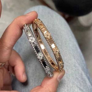Bracelet de luxe conçu pour les personnes haut de gamme étroites avec un luxe léger et des diamants de perles de conception simples vgold avec un vanley commun